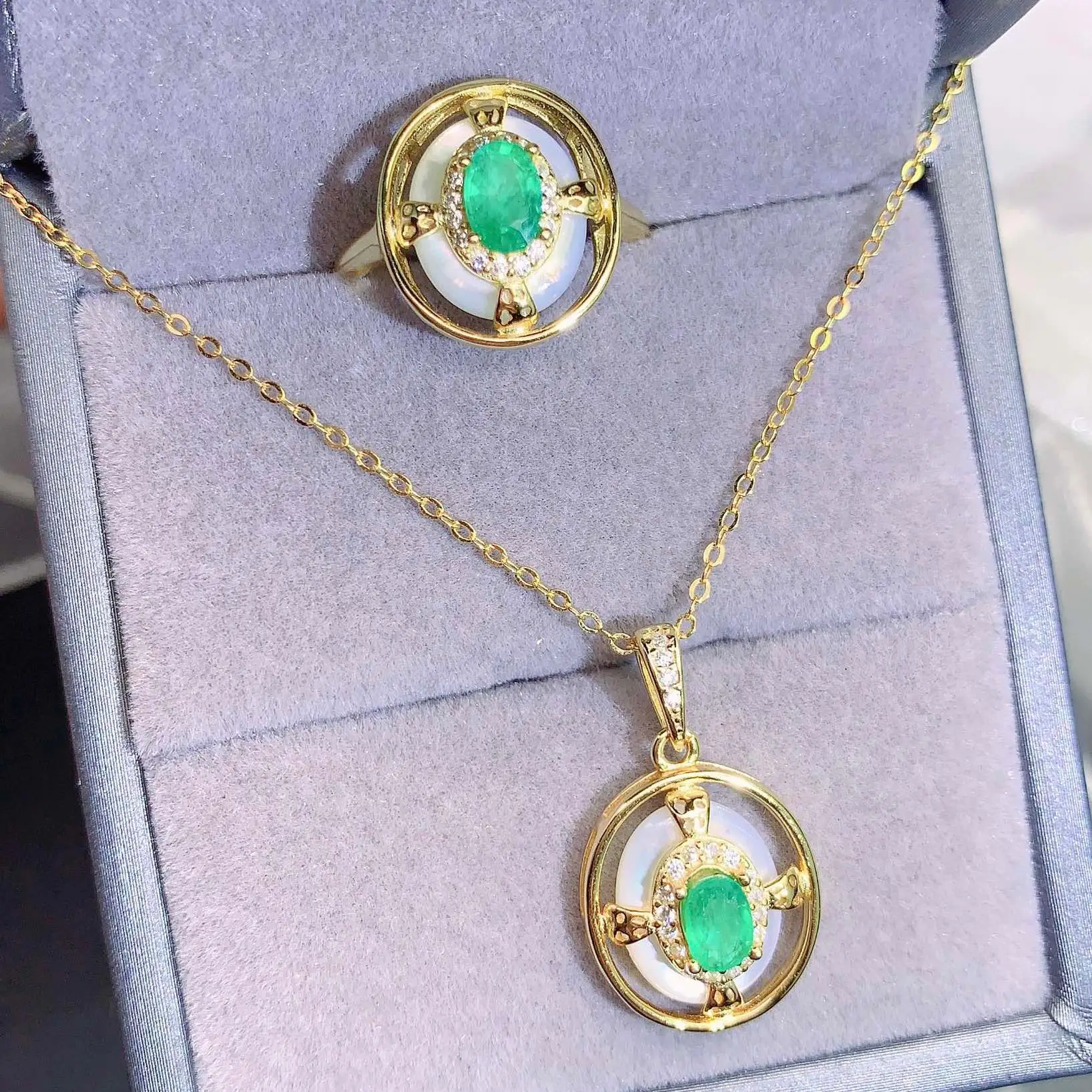 Natural Emerald Royal Jewelry Set - view 1