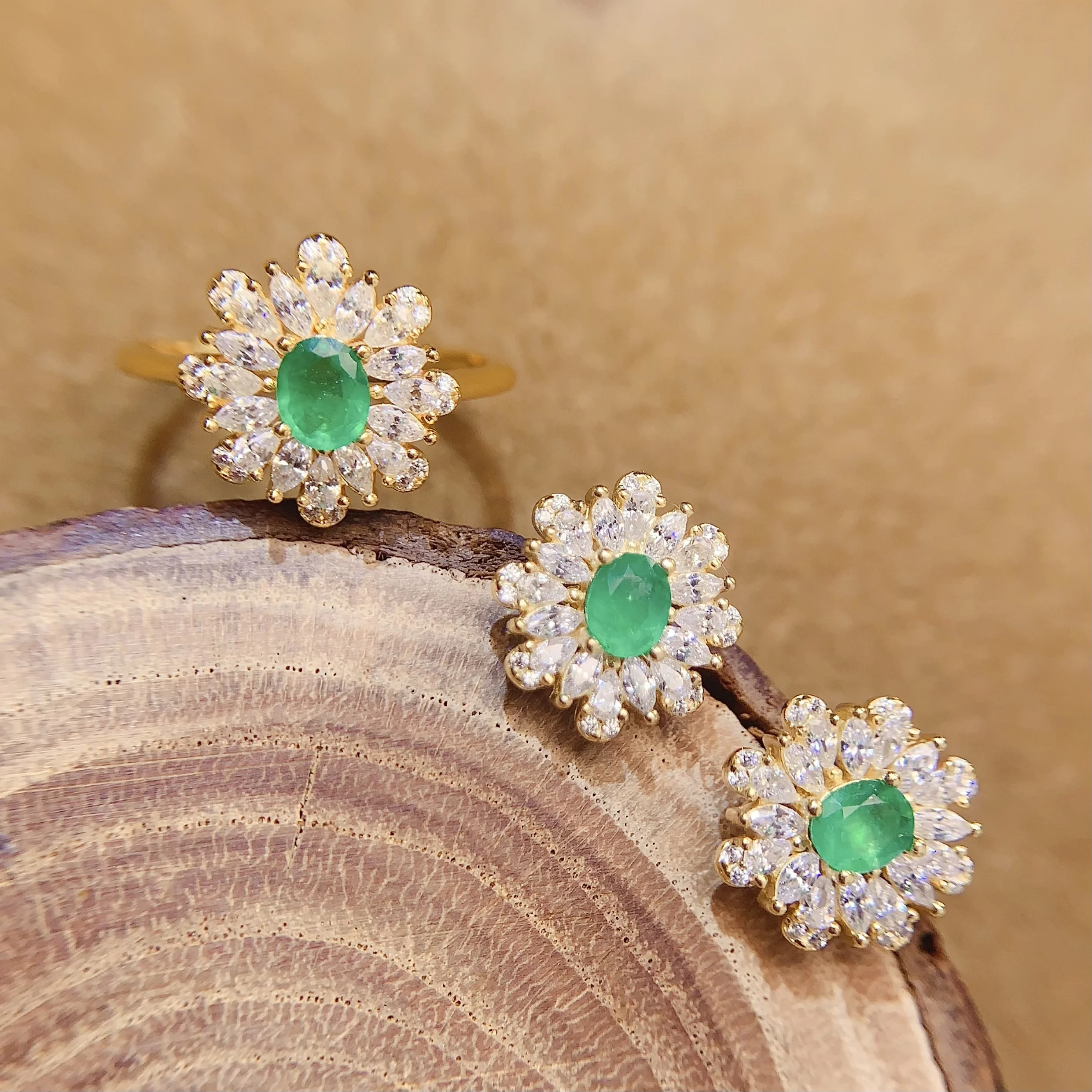 Natural Emerald Graceful Jewelry Set - view 1
