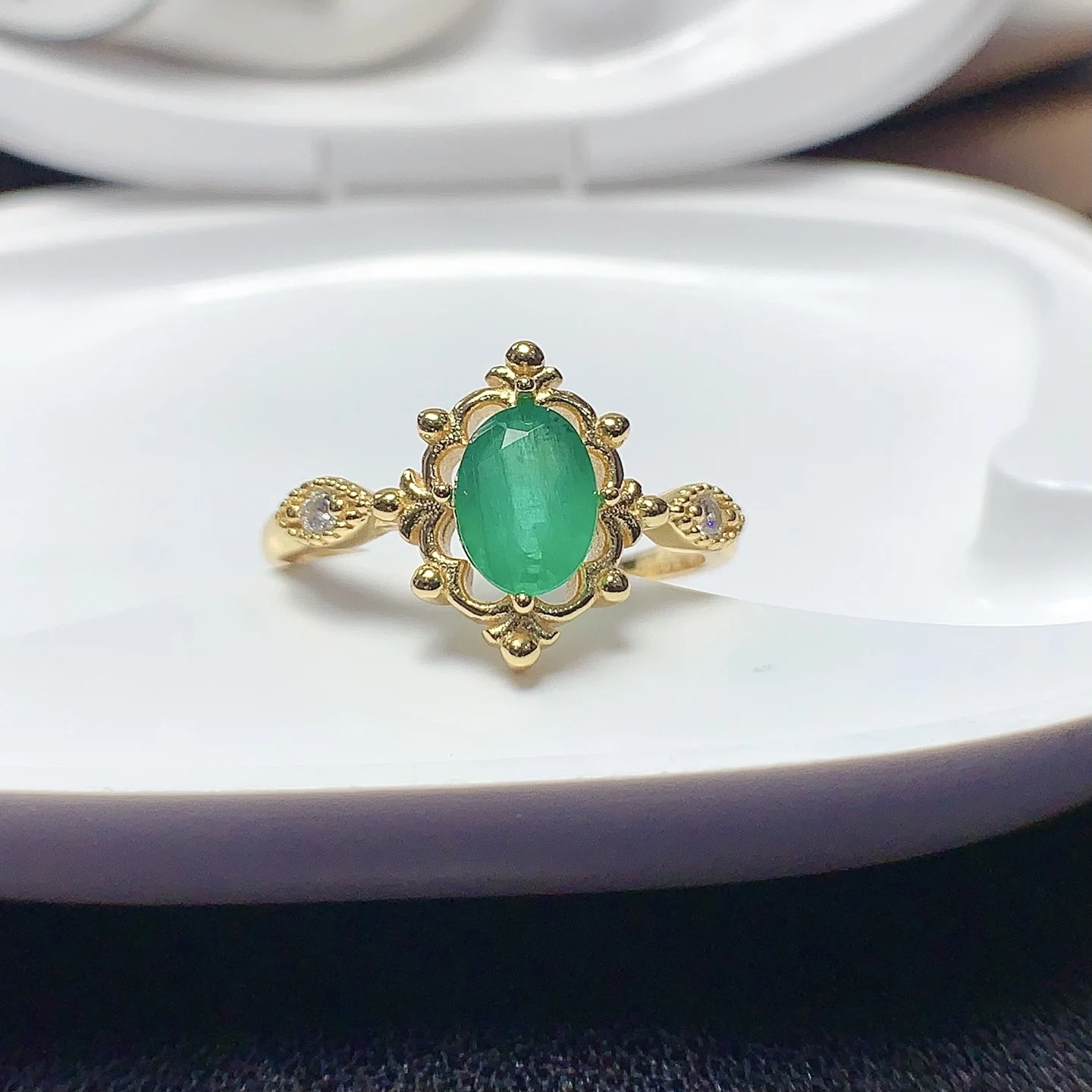 Natural Emerald Scalloped Vintage Ring - view 1